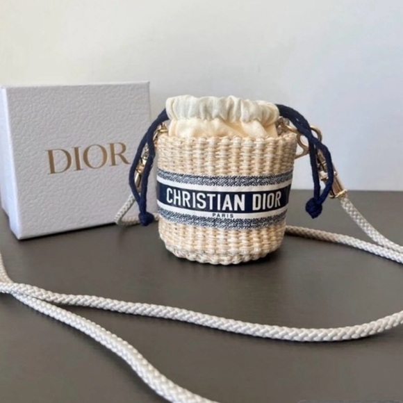 Christian Dior VIP Raffia Novelty/GWP Bucket Bag - Picture 3 of 6